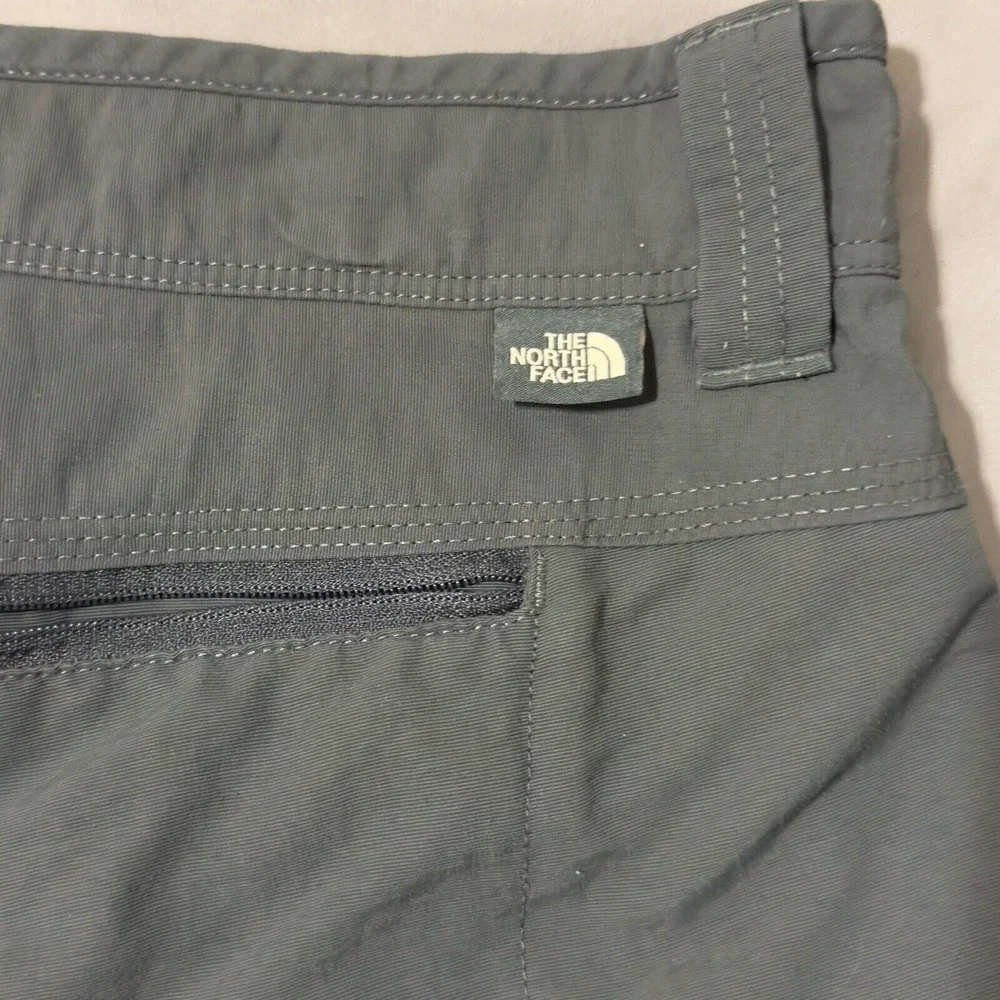 THE‎ NORTH FACE Hiking Cargo Shorts Mens Size 40 Gray Pockets Button Snap